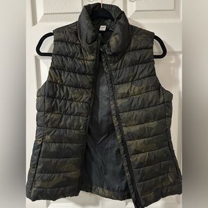 Women’s Dark Camo Puffer Vest